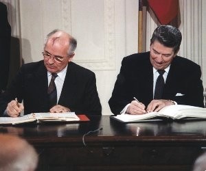 Gorbachev-Reagan-Signing-1987jpg